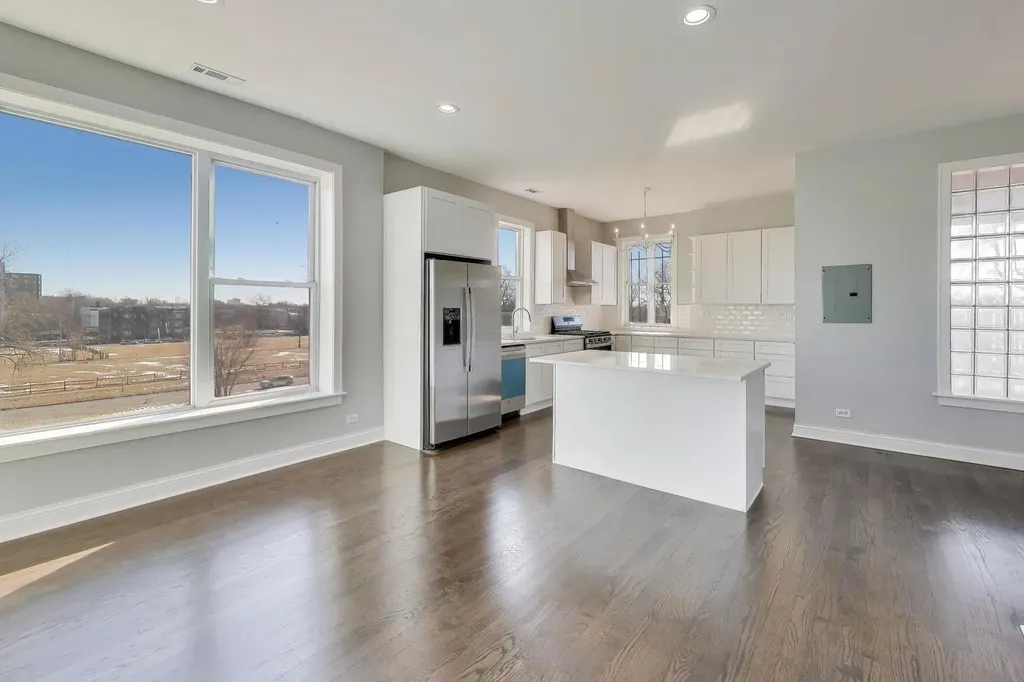 313 East 60th Street Chicago IL 60637