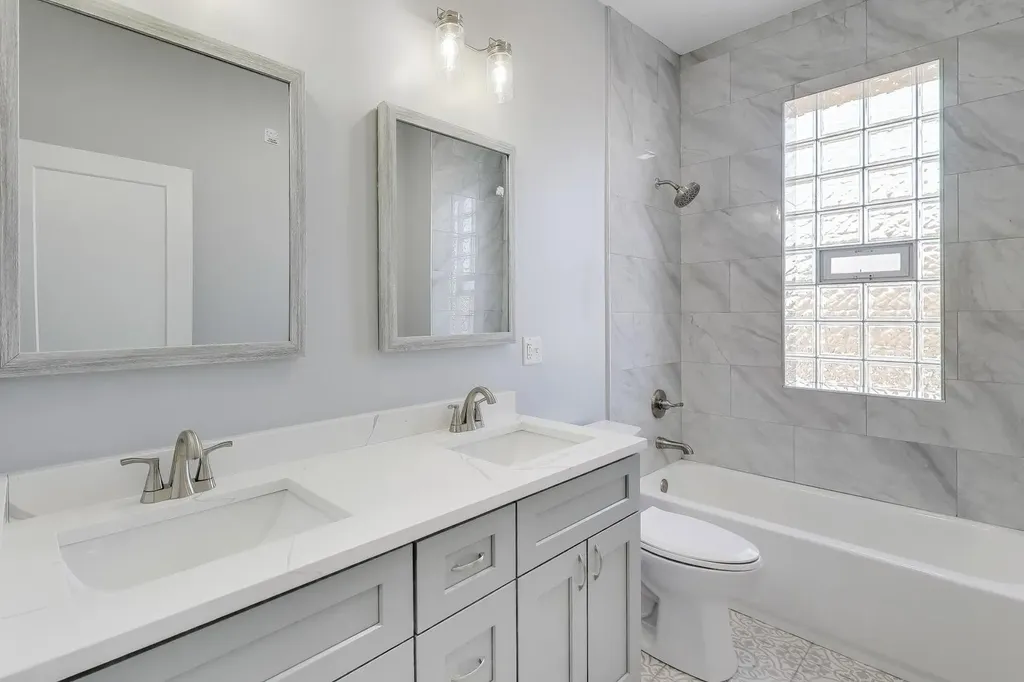313 East 60th Street Chicago IL 60637
