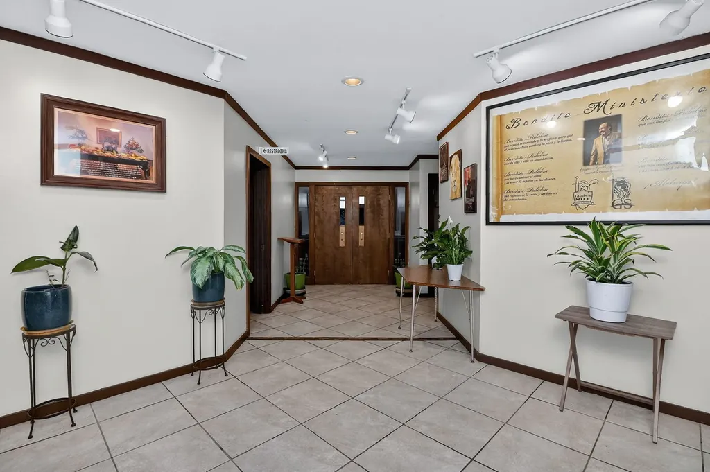 308 West Robinhood Way Bolingbrook IL 60440