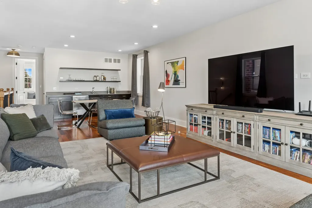 1460 West Byron Street Chicago IL 60613