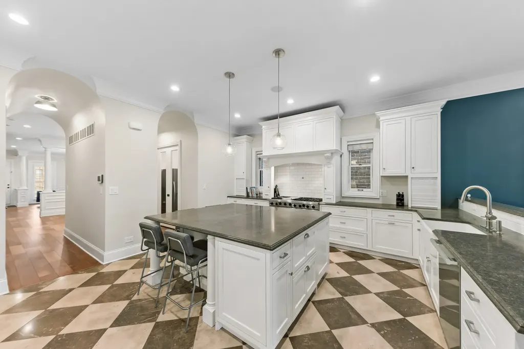 1460 West Byron Street Chicago IL 60613