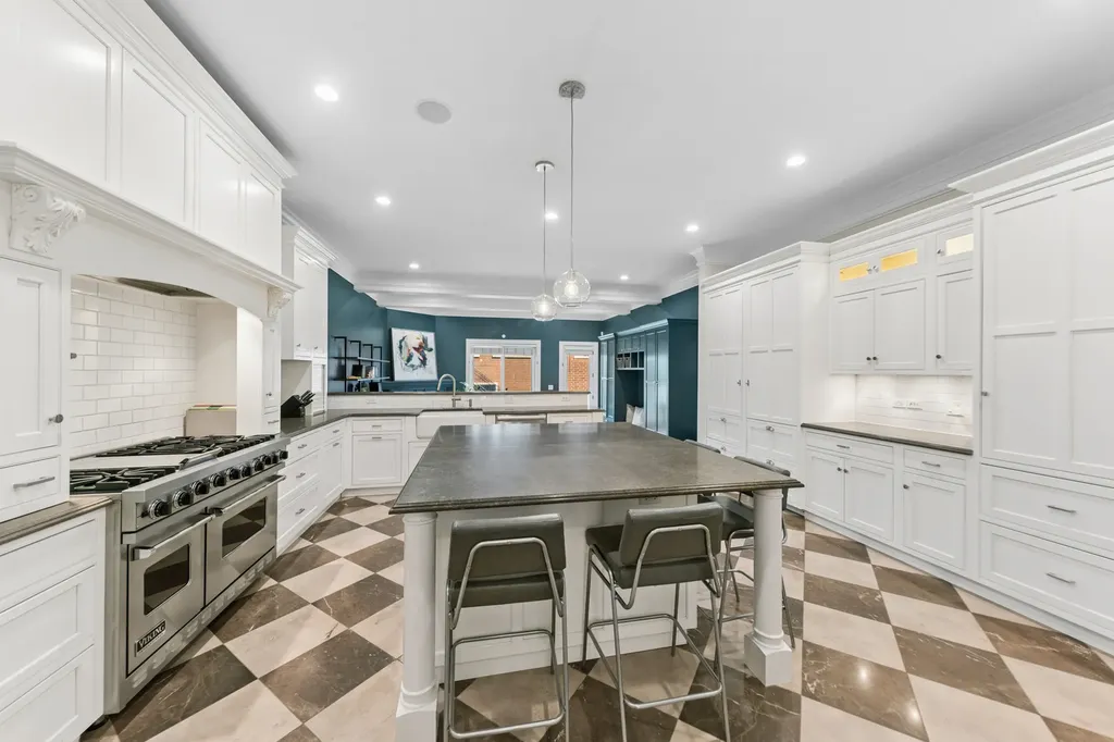 1460 West Byron Street Chicago IL 60613
