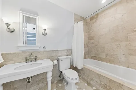 1460 West Byron Street Chicago IL 60613
