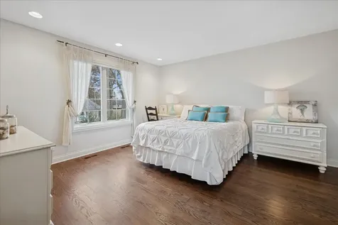 2041 Tremont Court Libertyville IL 60048