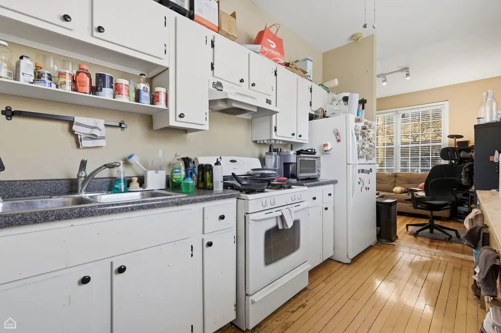 1337 West Barry Avenue Chicago IL 60657