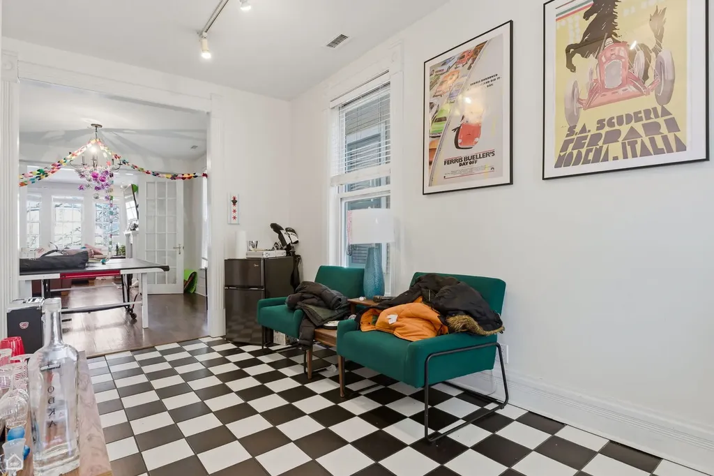 1337 West Barry Avenue Chicago IL 60657