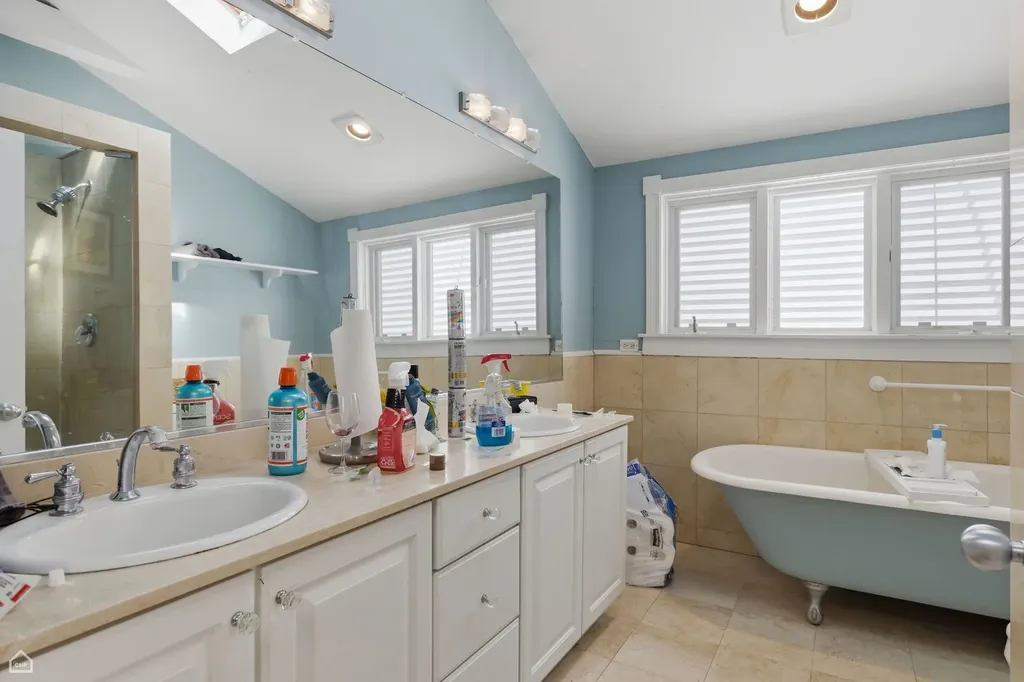 1337 West Barry Avenue Chicago IL 60657