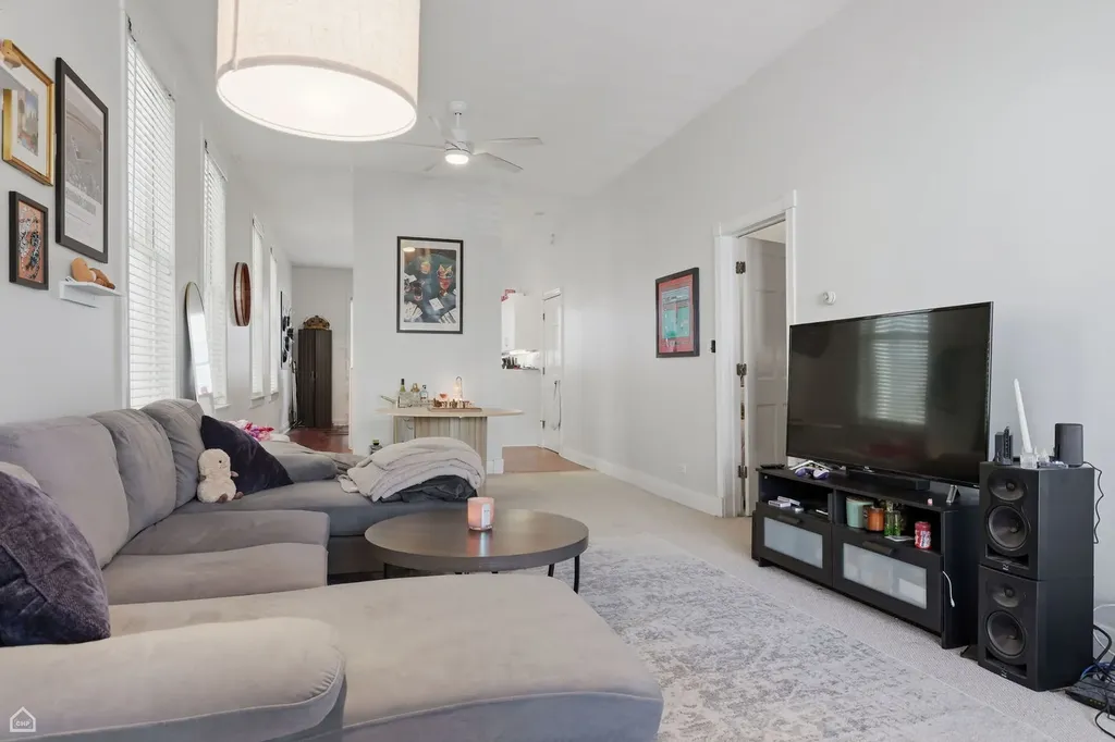 1337 West Barry Avenue Chicago IL 60657