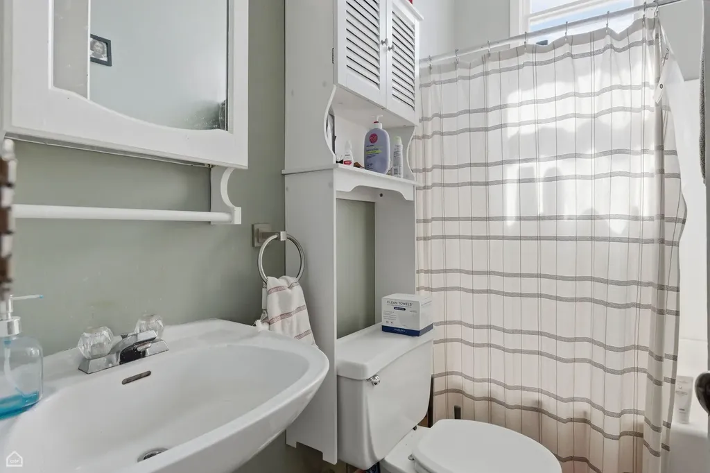 1337 West Barry Avenue Chicago IL 60657