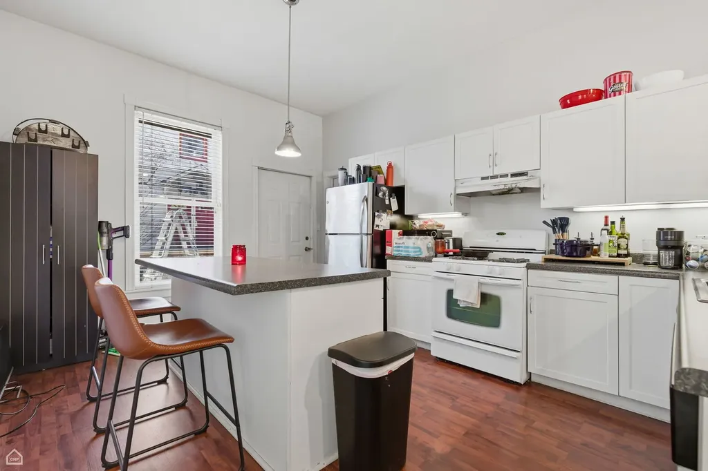 1337 West Barry Avenue Chicago IL 60657
