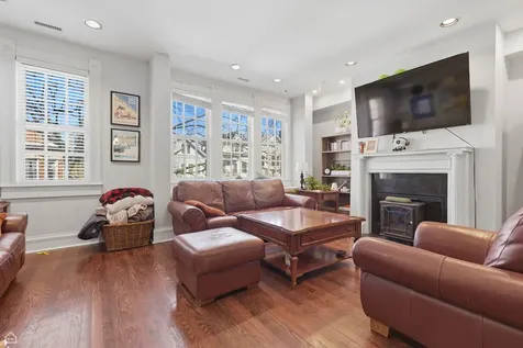 1337 West Barry Avenue Chicago IL 60657
