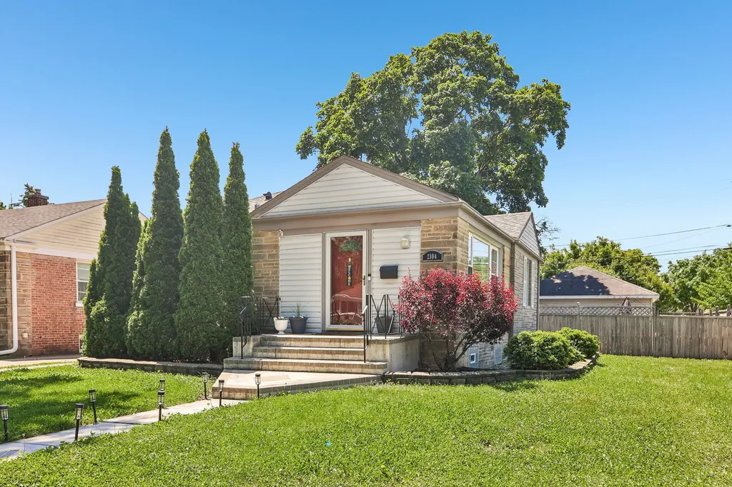 2104 Portsmouth Avenue Westchester IL 60154