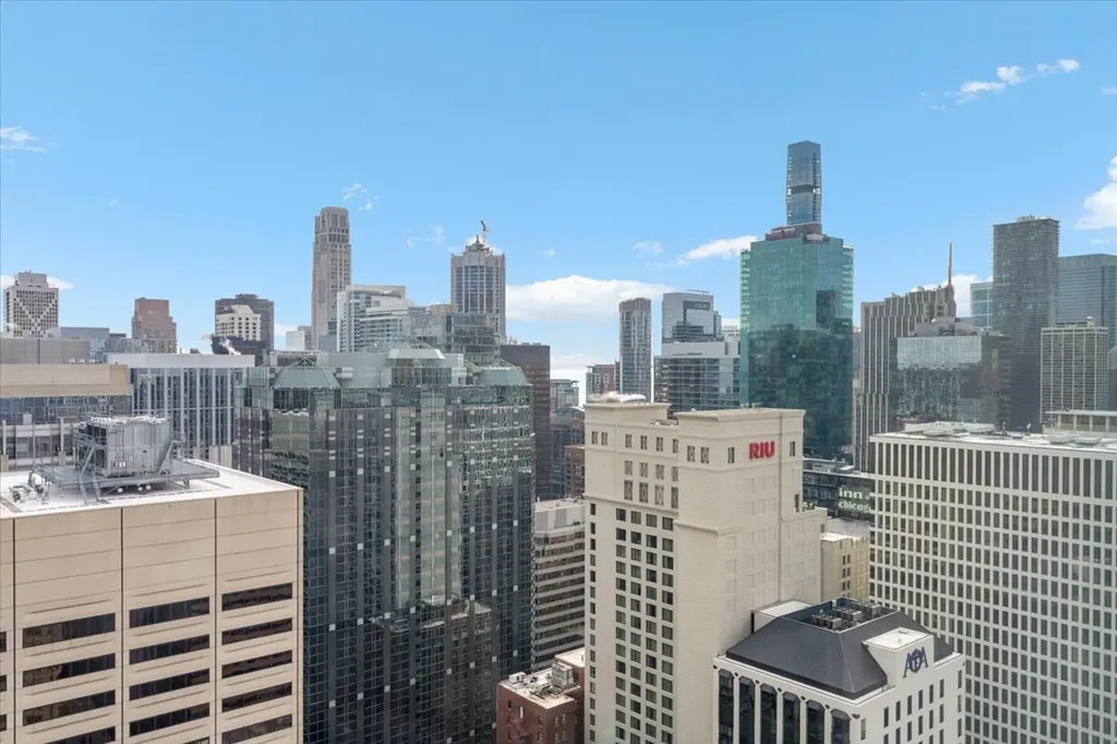 118 East Erie Street Chicago IL 60611