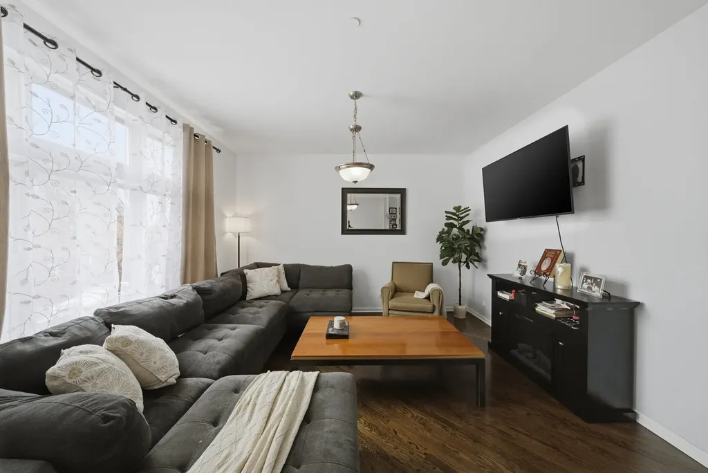 5244 West Hanson Avenue Chicago IL 60639