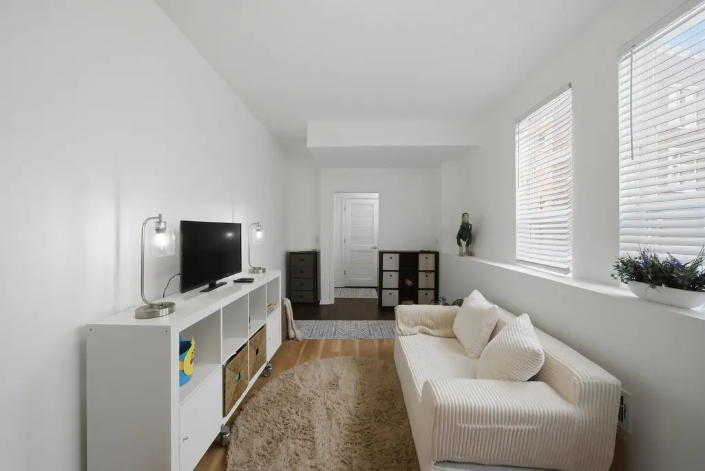 5244 West Hanson Avenue Chicago IL 60639