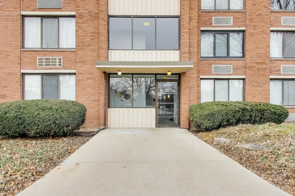 2000 Saint Regis Drive Lombard IL 60148