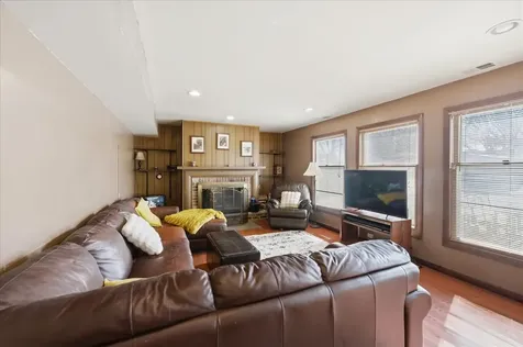 23W281 Cambridge Court Glen Ellyn IL 60137