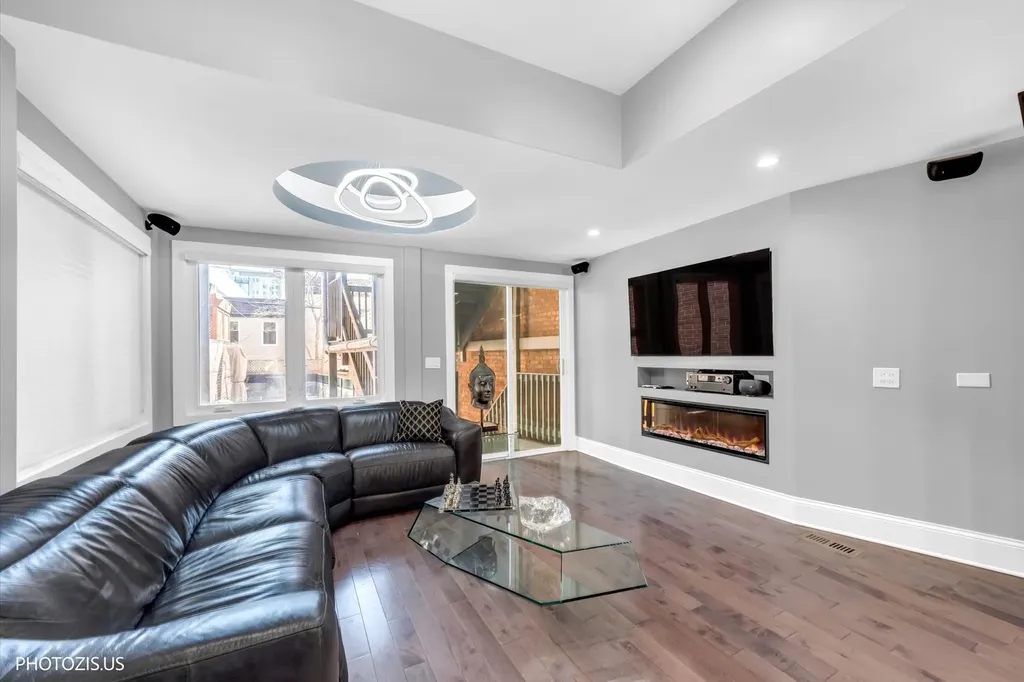 461 West Melrose Street Chicago IL 60657