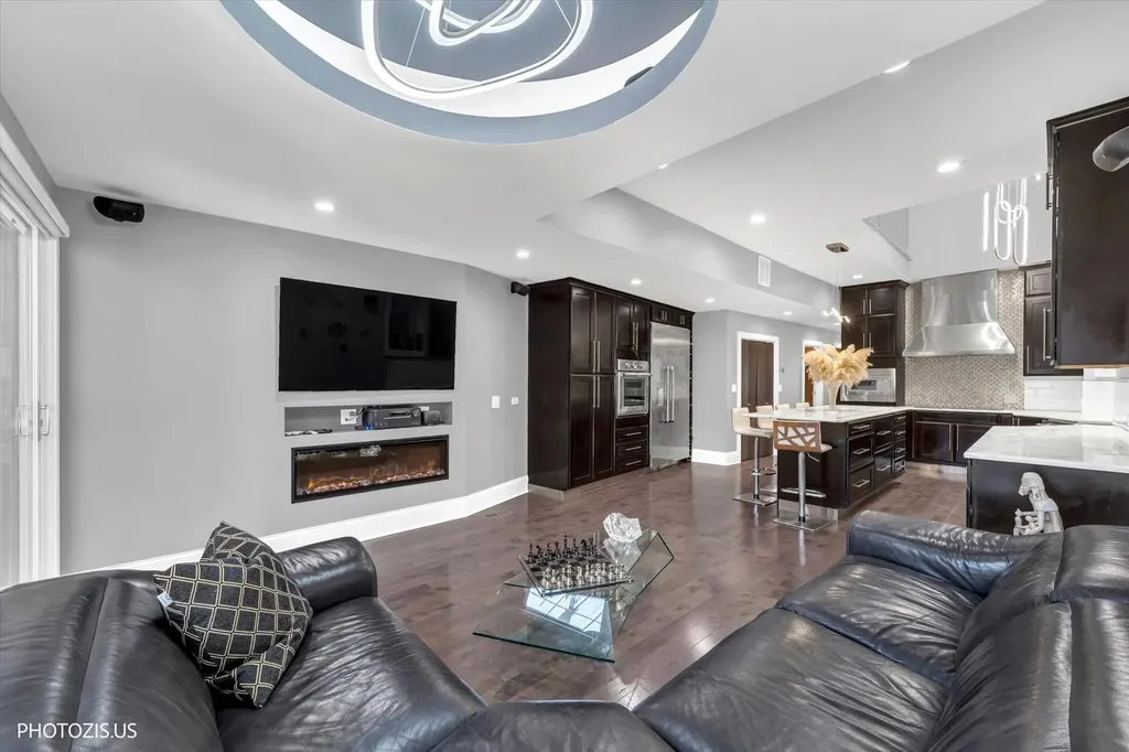 461 West Melrose Street Chicago IL 60657