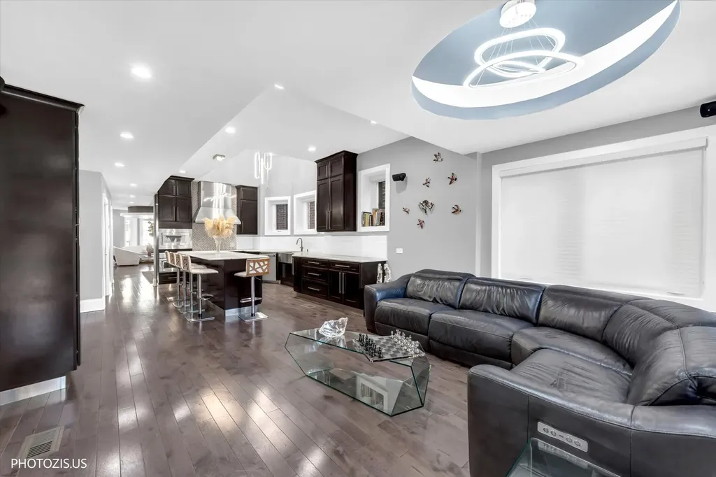 461 West Melrose Street Chicago IL 60657