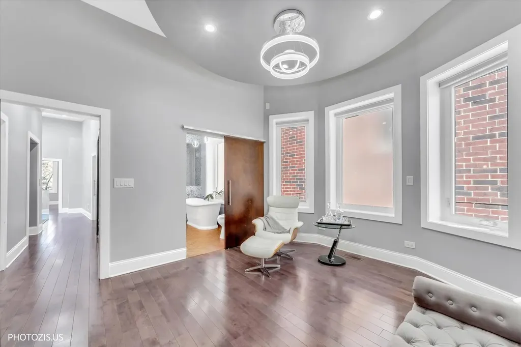 461 West Melrose Street Chicago IL 60657