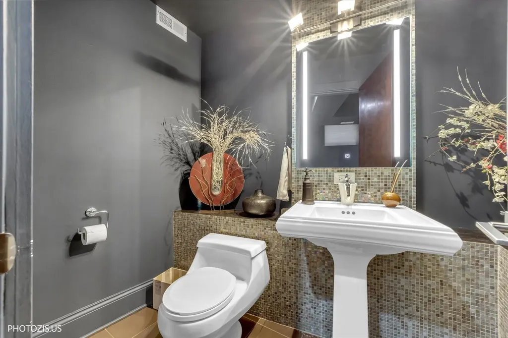 461 West Melrose Street Chicago IL 60657