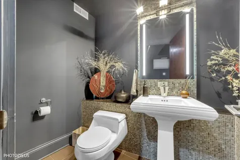 461 West Melrose Street Chicago IL 60657