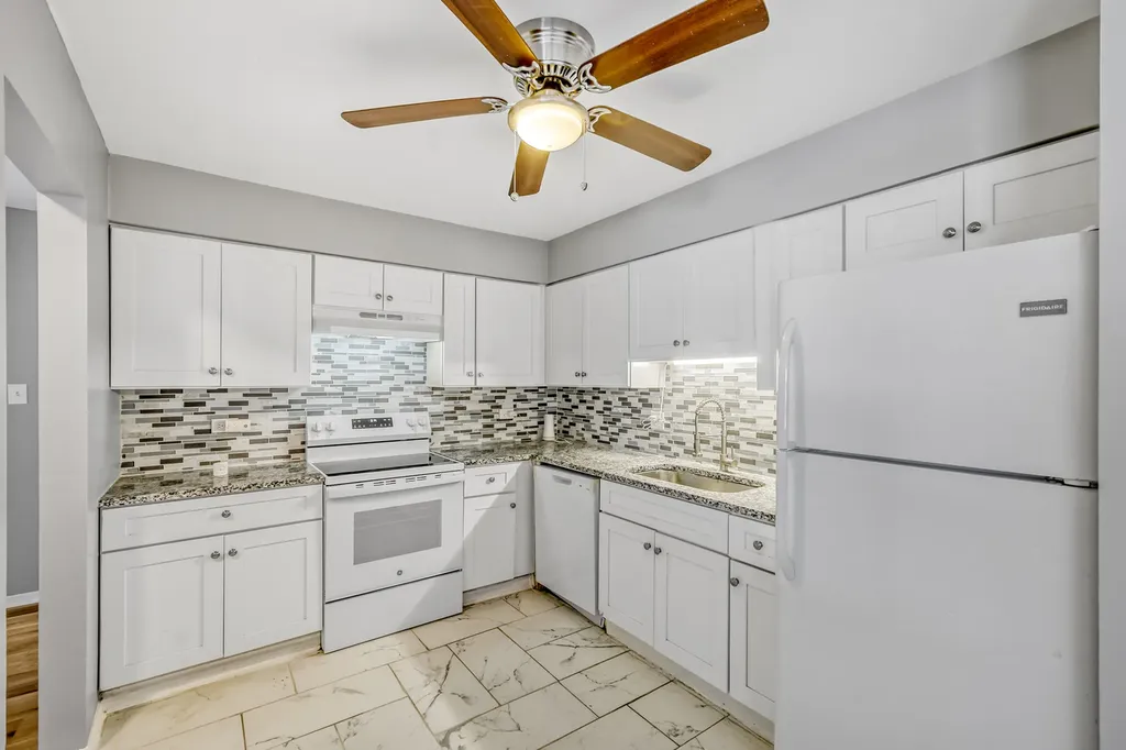 147 West Elk Trail Carol Stream IL 60188