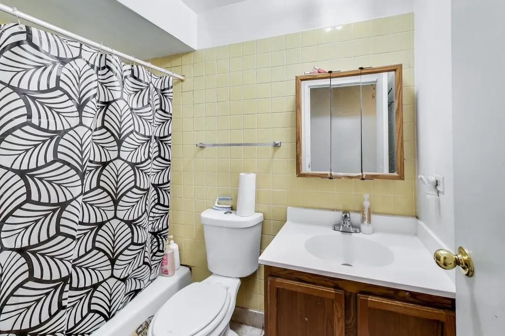 121 Gregory Street Aurora IL 60504