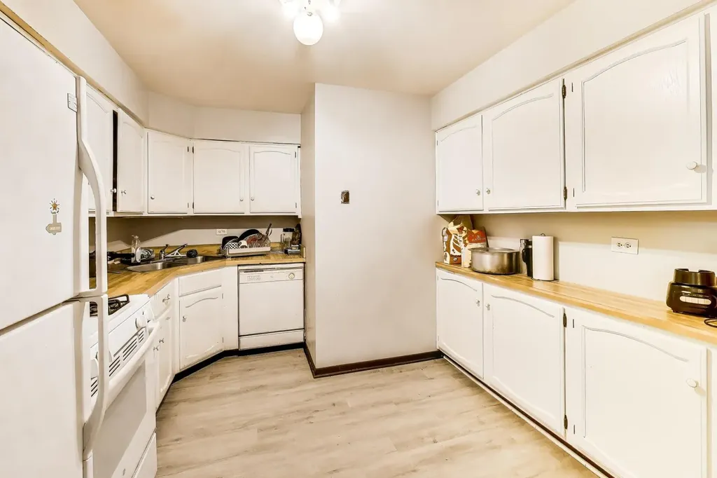 121 Gregory Street Aurora IL 60504