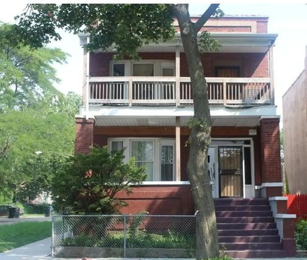 2704 East 77th Street Chicago IL 60649