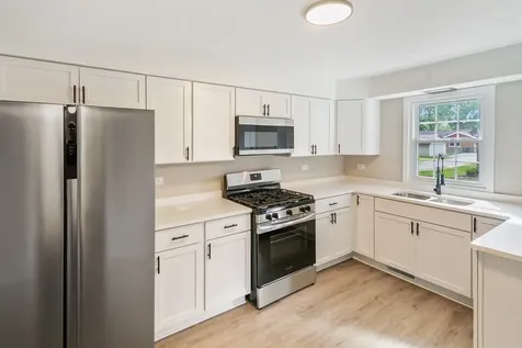 428 East 156th Place South Holland IL 60473