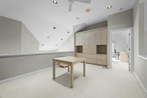 556 Rivershire Place Lincolnshire IL 60069
