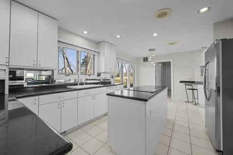 556 Rivershire Place Lincolnshire IL 60069