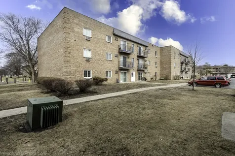 147 West Elk Trail Carol Stream IL 60188