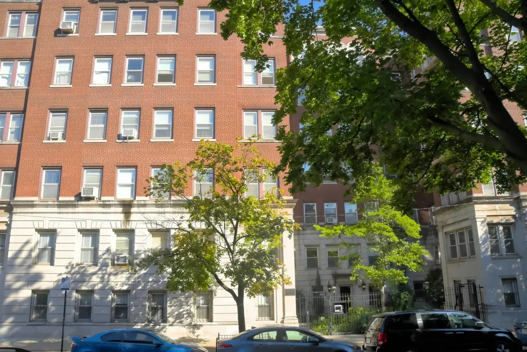 1052 West Balmoral Avenue Chicago IL 60640