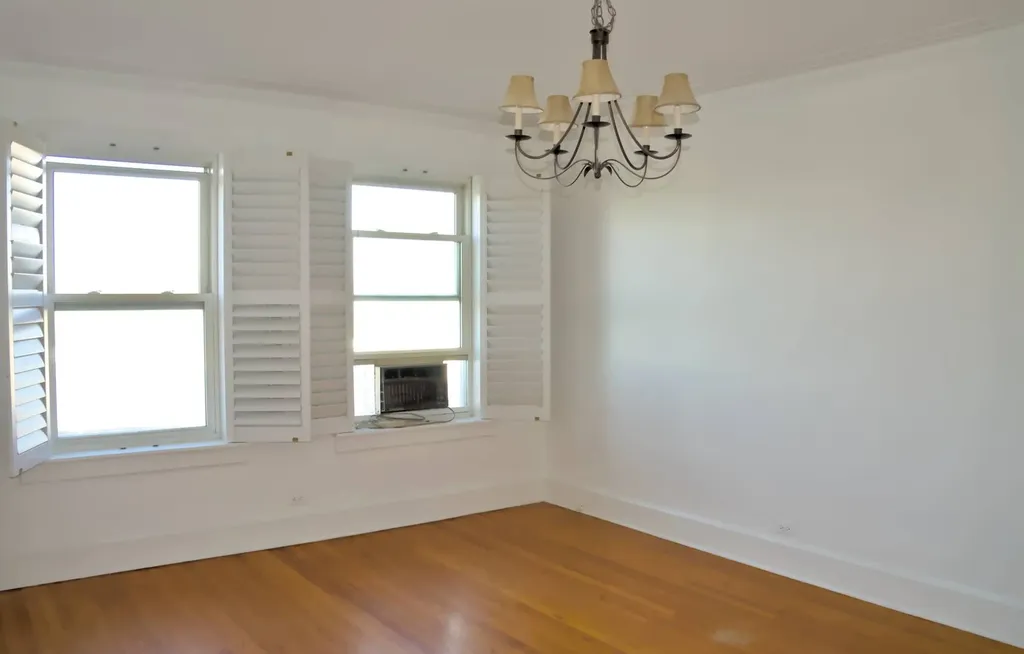 1052 West Balmoral Avenue Chicago IL 60640
