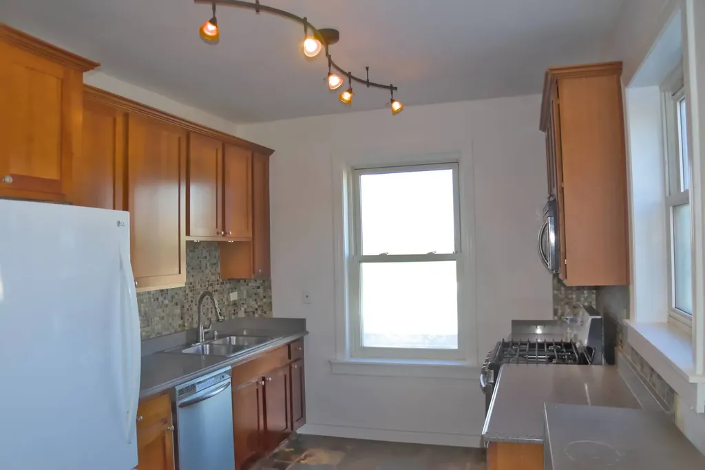 1052 West Balmoral Avenue Chicago IL 60640