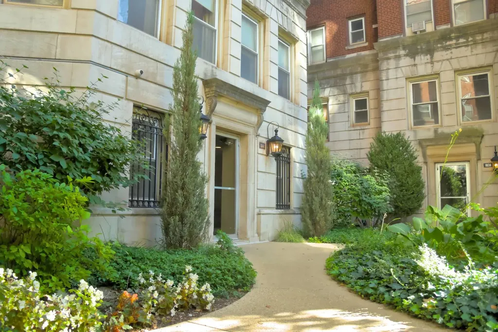 1052 West Balmoral Avenue Chicago IL 60640