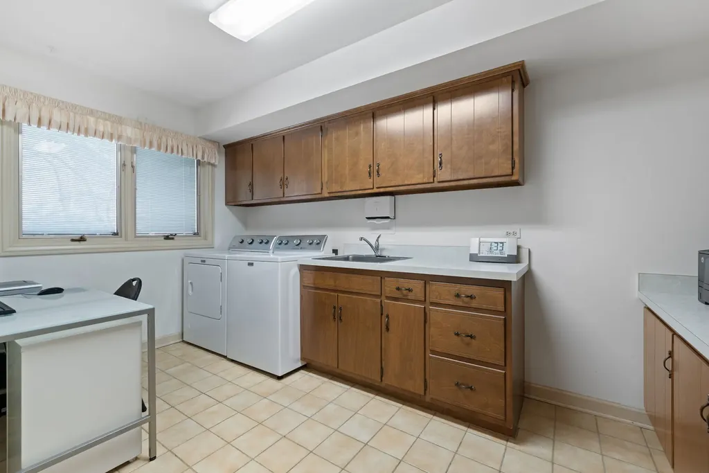2016 Midwest Club Parkway Oak Brook IL 60523