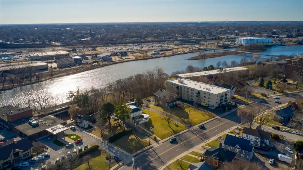 479 North Lake Street Aurora IL 60506