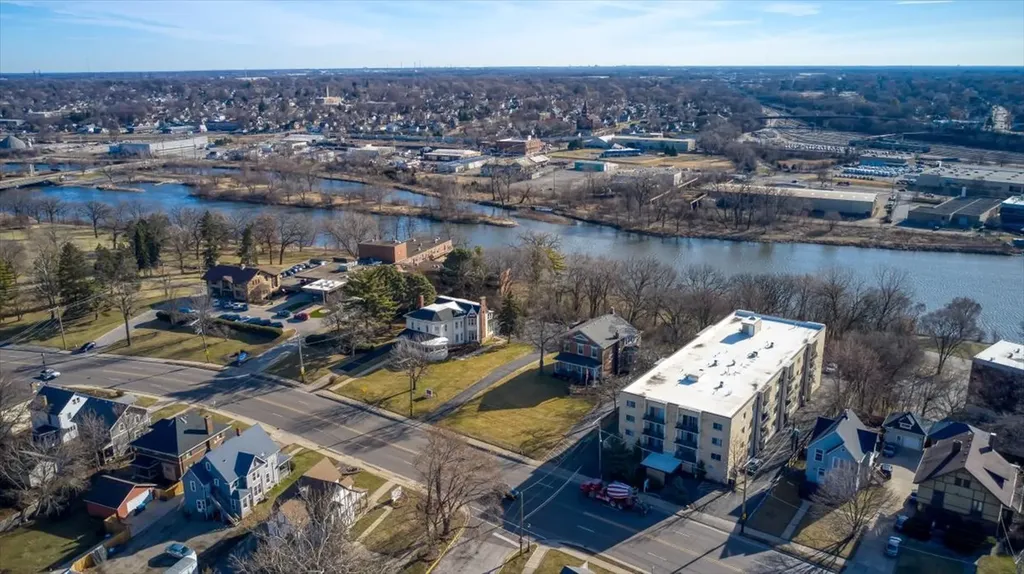 479 North Lake Street Aurora IL 60506