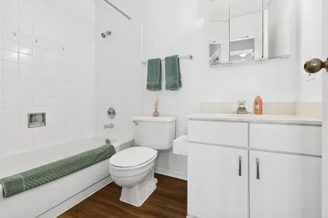 33 West Delaware Street Chicago IL 60610