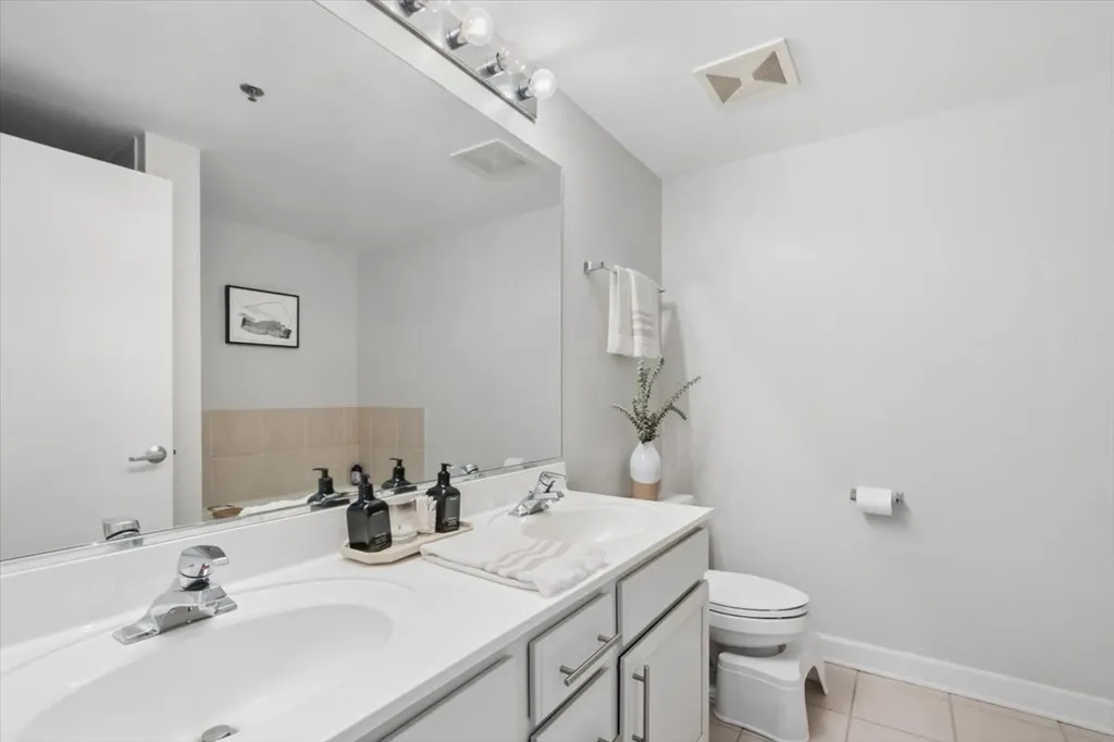 5 East 14th Place Chicago IL 60605