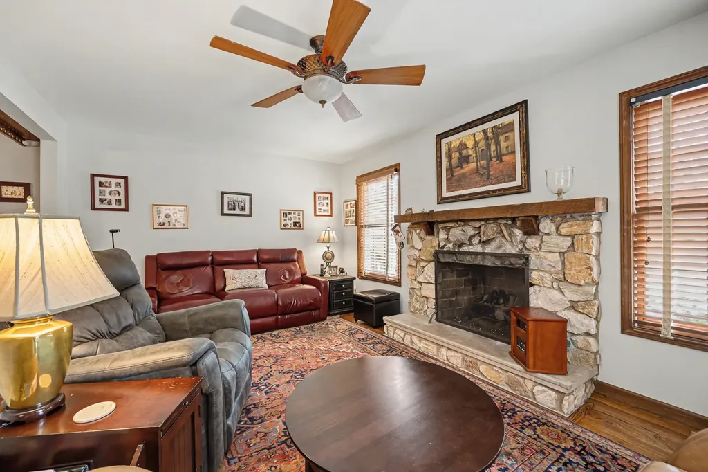 827 North Driveway Glen Ellyn IL 60137