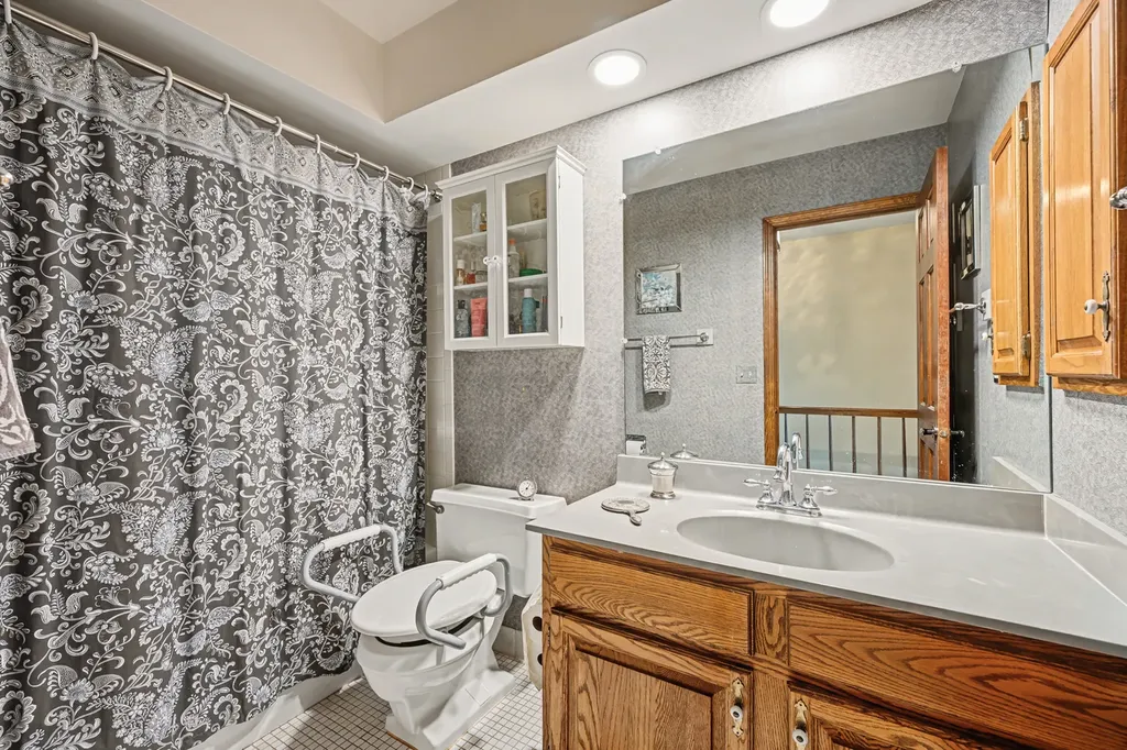 827 North Driveway Glen Ellyn IL 60137