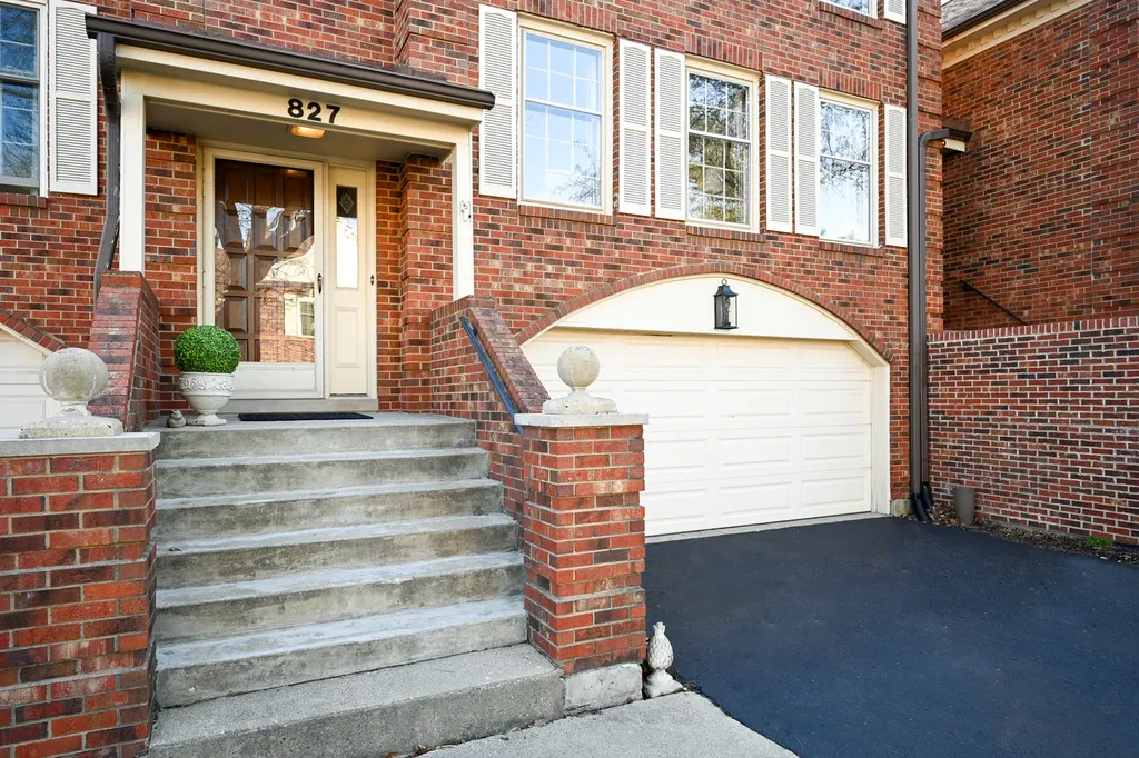 827 North Driveway Glen Ellyn IL 60137