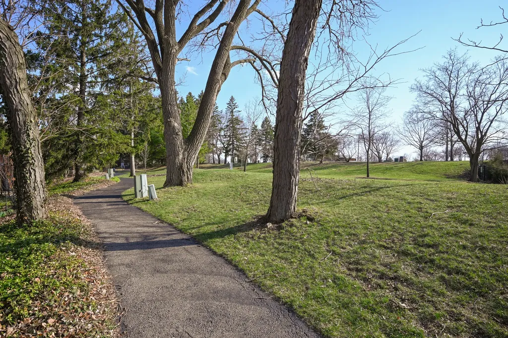 827 North Driveway Glen Ellyn IL 60137