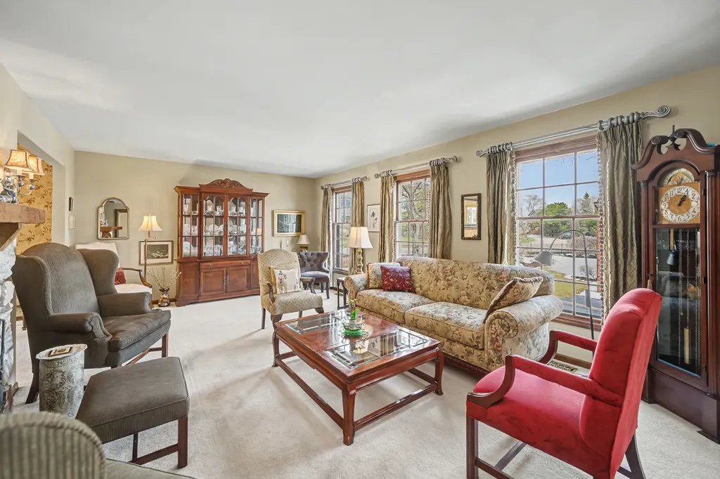 827 North Driveway Glen Ellyn IL 60137