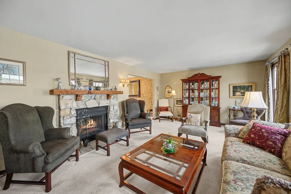 827 North Driveway Glen Ellyn IL 60137